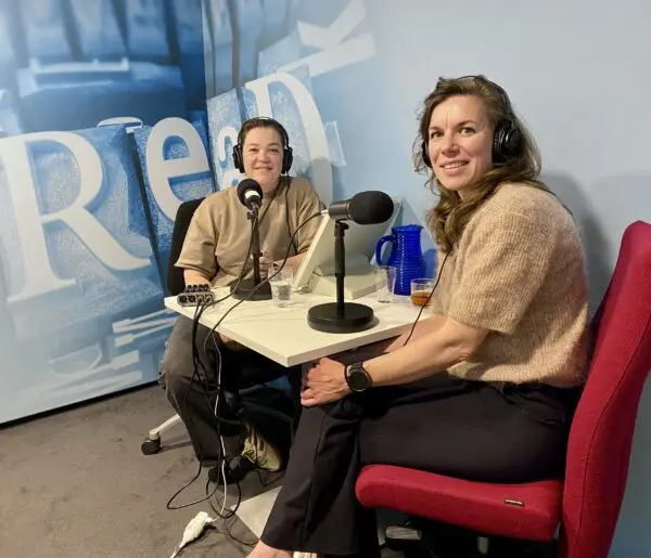 Britta van Gendt (l) in gesprek met Nathalie de Weerd (Boom uitgevers) voor de podcast Blikopeners