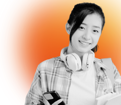 Leerling kijkt in de camera. Draagt een koptelefoon en een mobiele telefoon