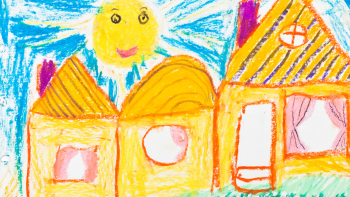 Krijttekening met 3 huisjes en een zon