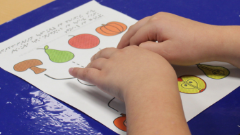 Handelen lezen een voelbare tekening met het thema herfst
