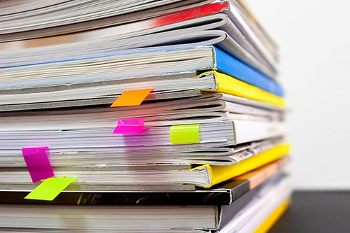 Stapel boeken met gekleurde labels