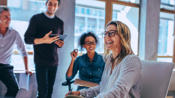 groepje mensen luisteren naar een persoon in een kantoorruimte