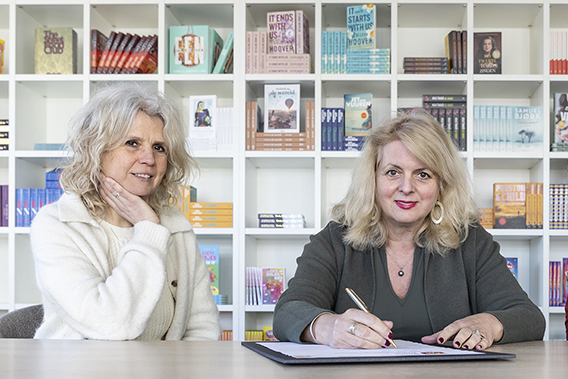 Geneviève Waldmann (rechts) ondertekent het ABC Handvest. Ook op de foto: Caroline Mouwens (links)