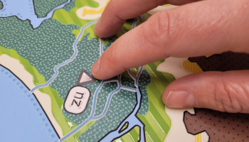 Hand voelt de voelbare tekening van Nederland