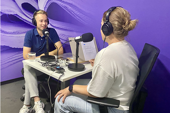 Guus Roelofs van Vodix in gesprek met Britta van Gendt van Dedicon tijdens de opname van de podcast Blikopeners