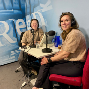 Nathalie de Weerd (rechts) in de audiostudio met Britta van Gendt